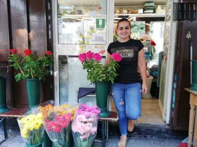 Nell�atrio che precede l�ingresso ci accoglie la 40enne Rosa Colucci, circondata da gerbere, curcuma, girasoli, lisianthus e celosie. �Nel 1978 furono mio nonno Francesco e mia zia Carmela a dare il via all�attivit�, cominciando a vendere fiori in via Sparano�, ci dice